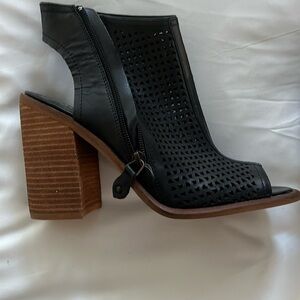 Kelsi Dagger Brooklyn Size 7.5